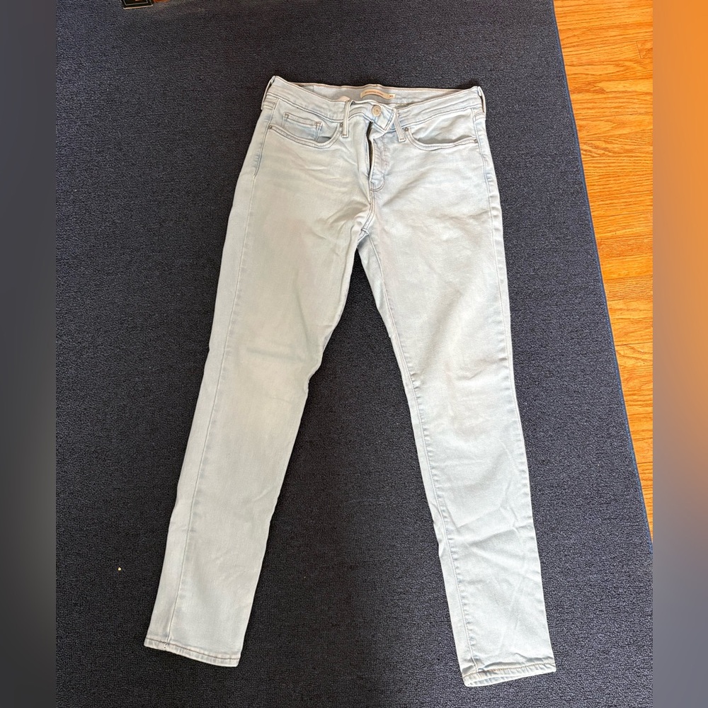 NEW LISTING ✨ Levi’s Light Wash 311 Shaping Skinny Jeans